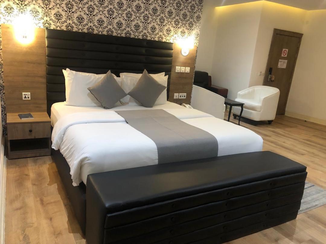 Crownsville Hotel - Airport Road Port Harcourt Bagian luar foto