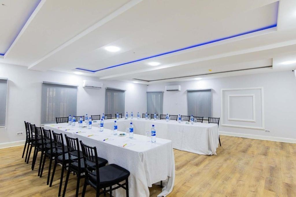 Crownsville Hotel - Airport Road Port Harcourt Bagian luar foto