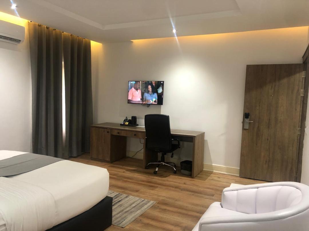 Crownsville Hotel - Airport Road Port Harcourt Bagian luar foto