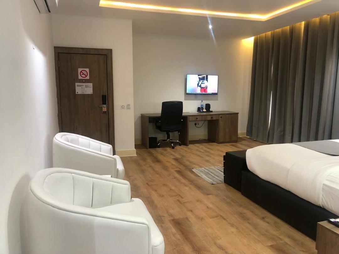 Crownsville Hotel - Airport Road Port Harcourt Bagian luar foto
