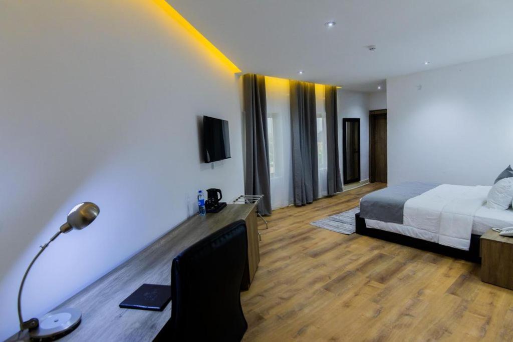 Crownsville Hotel - Airport Road Port Harcourt Bagian luar foto