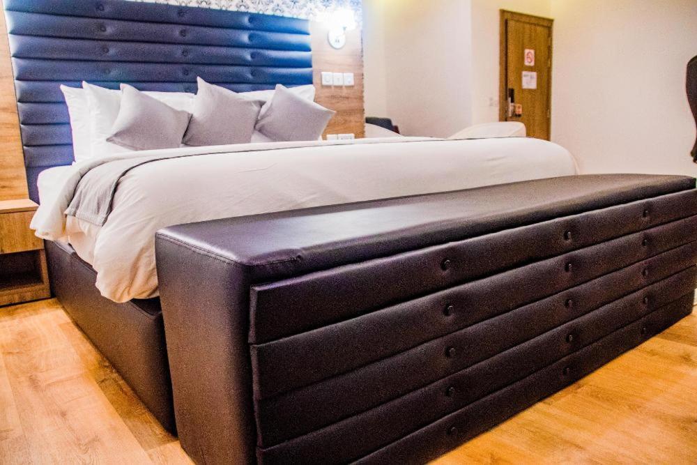 Crownsville Hotel - Airport Road Port Harcourt Bagian luar foto