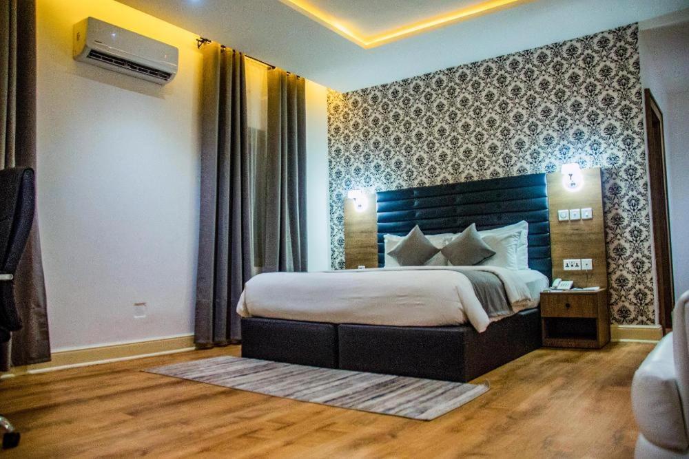 Crownsville Hotel - Airport Road Port Harcourt Bagian luar foto