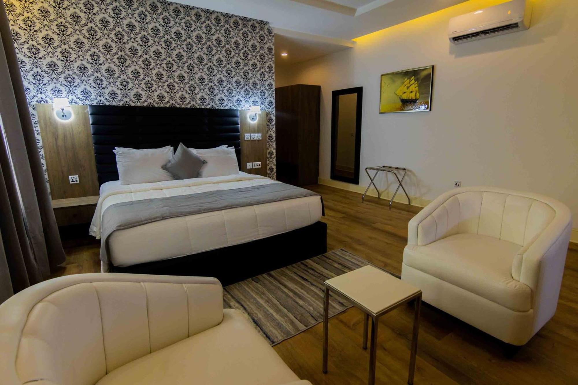 Crownsville Hotel - Airport Road Port Harcourt Bagian luar foto