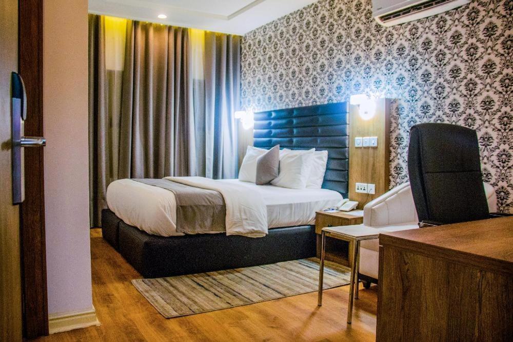 Crownsville Hotel - Airport Road Port Harcourt Bagian luar foto