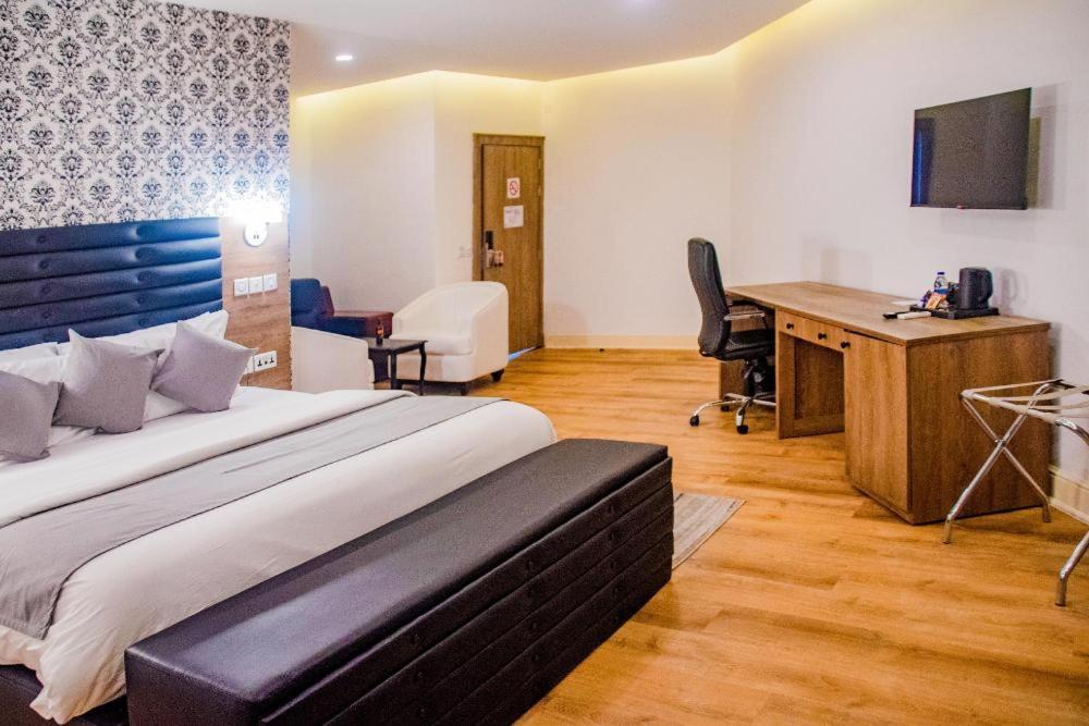 Crownsville Hotel - Airport Road Port Harcourt Bagian luar foto