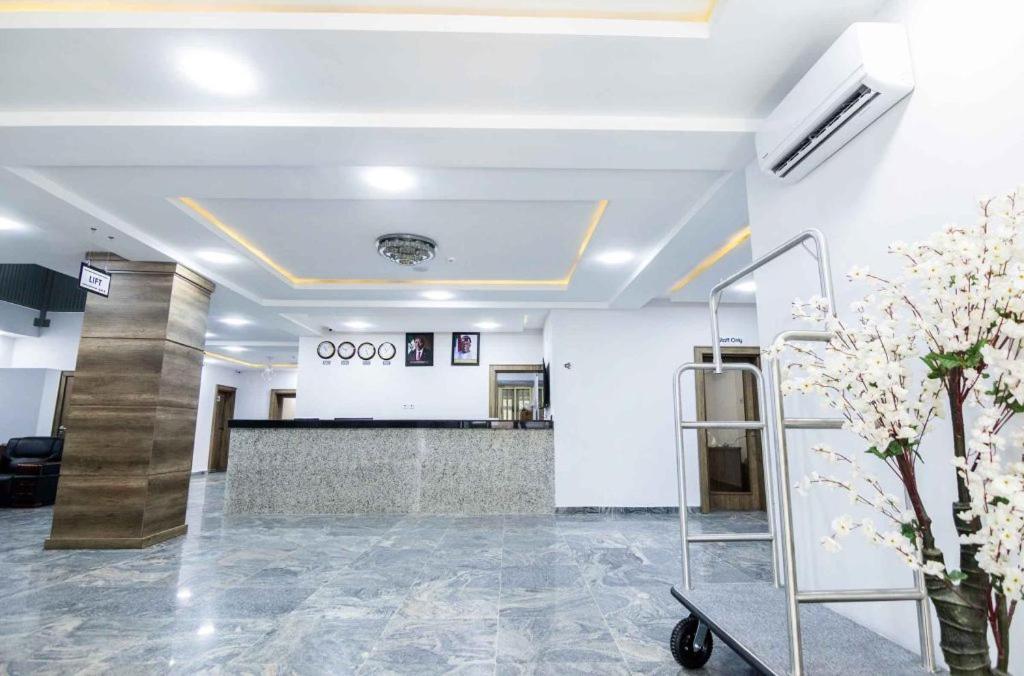 Crownsville Hotel - Airport Road Port Harcourt Bagian luar foto